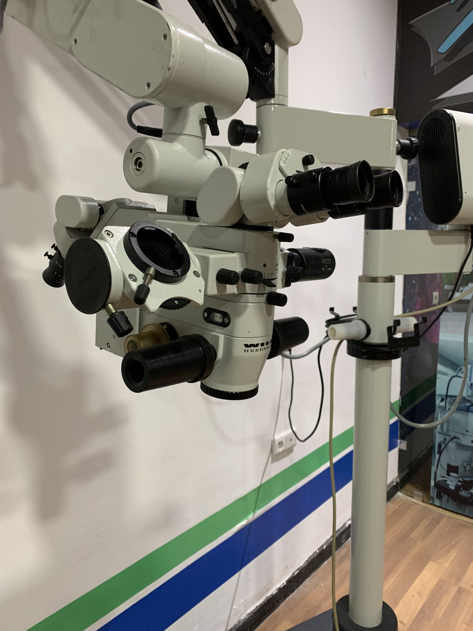MICROSCOPE OPHTALMOLOGIE LEICA WILD MEL 690