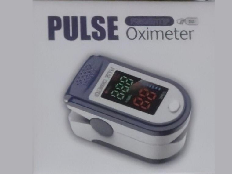 L' oxymètre de pouls (ou saturomètre SpO2) est un dispositif médical qui permet de mesurer en continu deux paramètres vitaux : le rythme cardiaque et le taux de saturation pulsée en oxygène de l'hémoglobine dans les capillaires sanguins.
